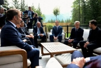 听说要和中国打关税战,在座的欧洲各国领导人,没一个人敢吱声