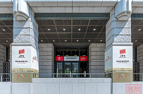 特朗普决定赌一把,不到24小时,关税政策 又变卦,中国一点都不急!