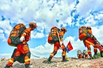 “一带一路”上的“火焰蓝”!外国司机称赞:“亚克西!”